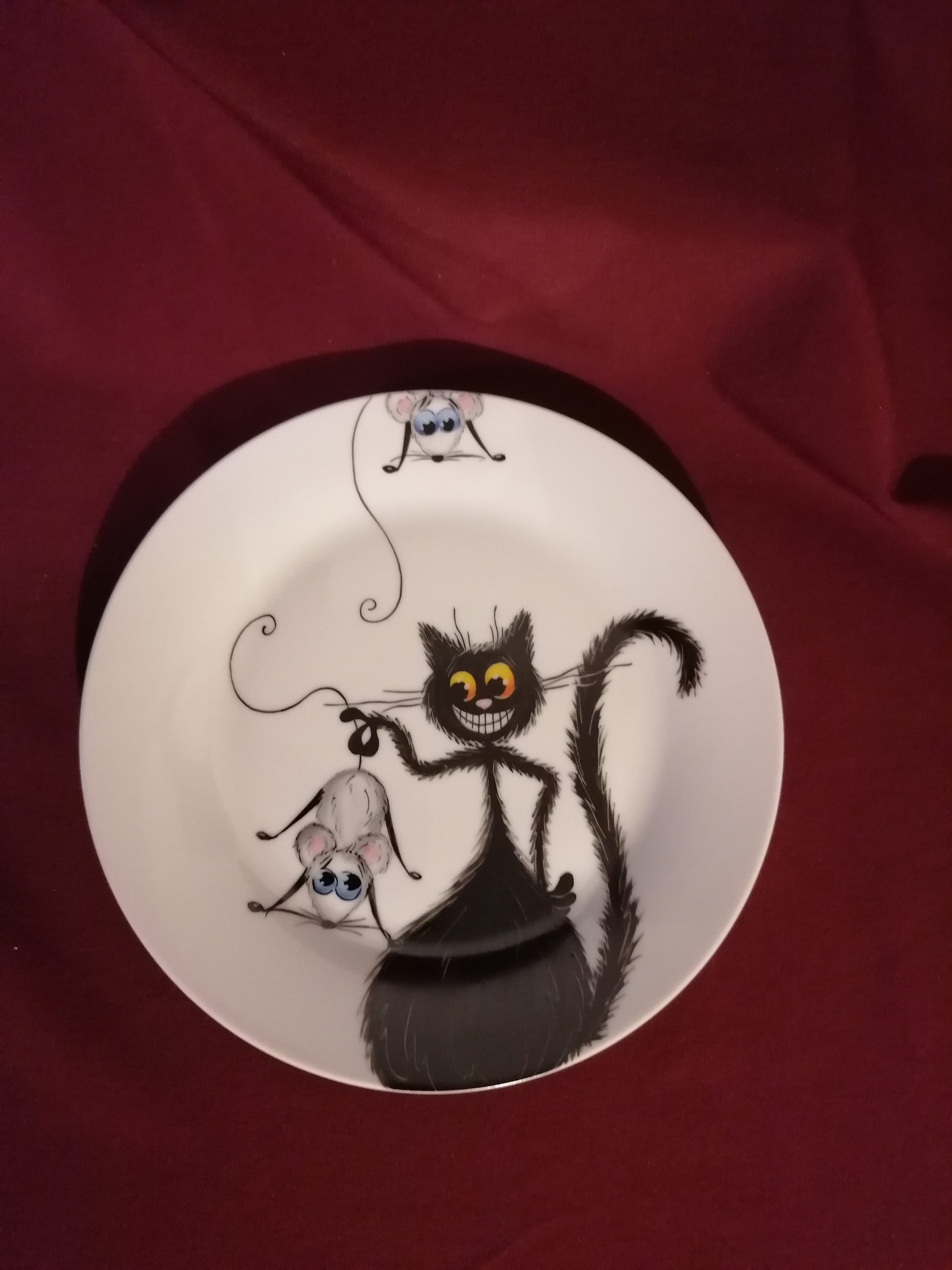 Fekete cicás tányérka.