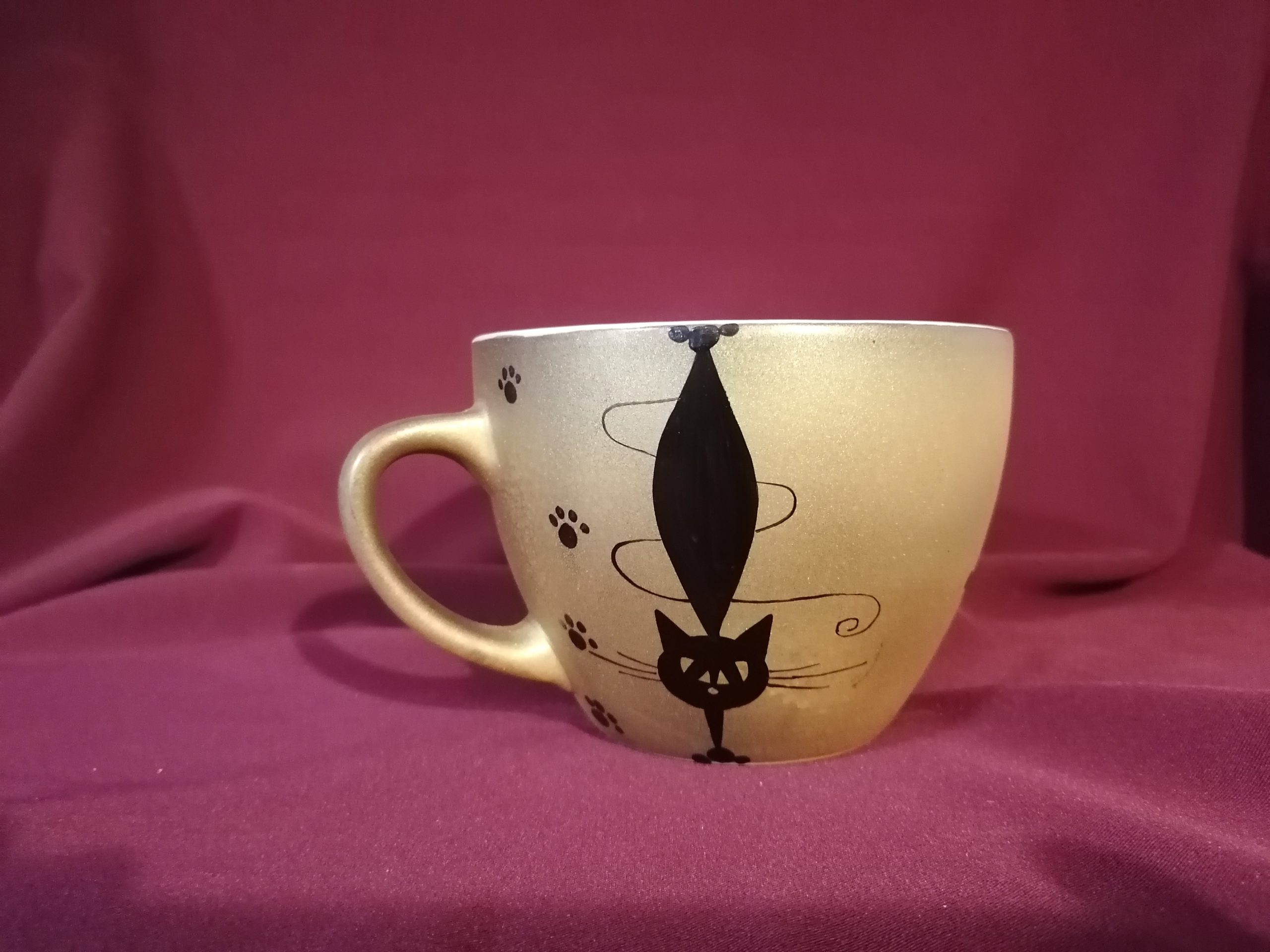 Macskás karácsonyi mintás jumbo bögre, arany színben - Image 2