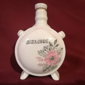 Szülőköszöntő porcelán kulacs egyedi mintával