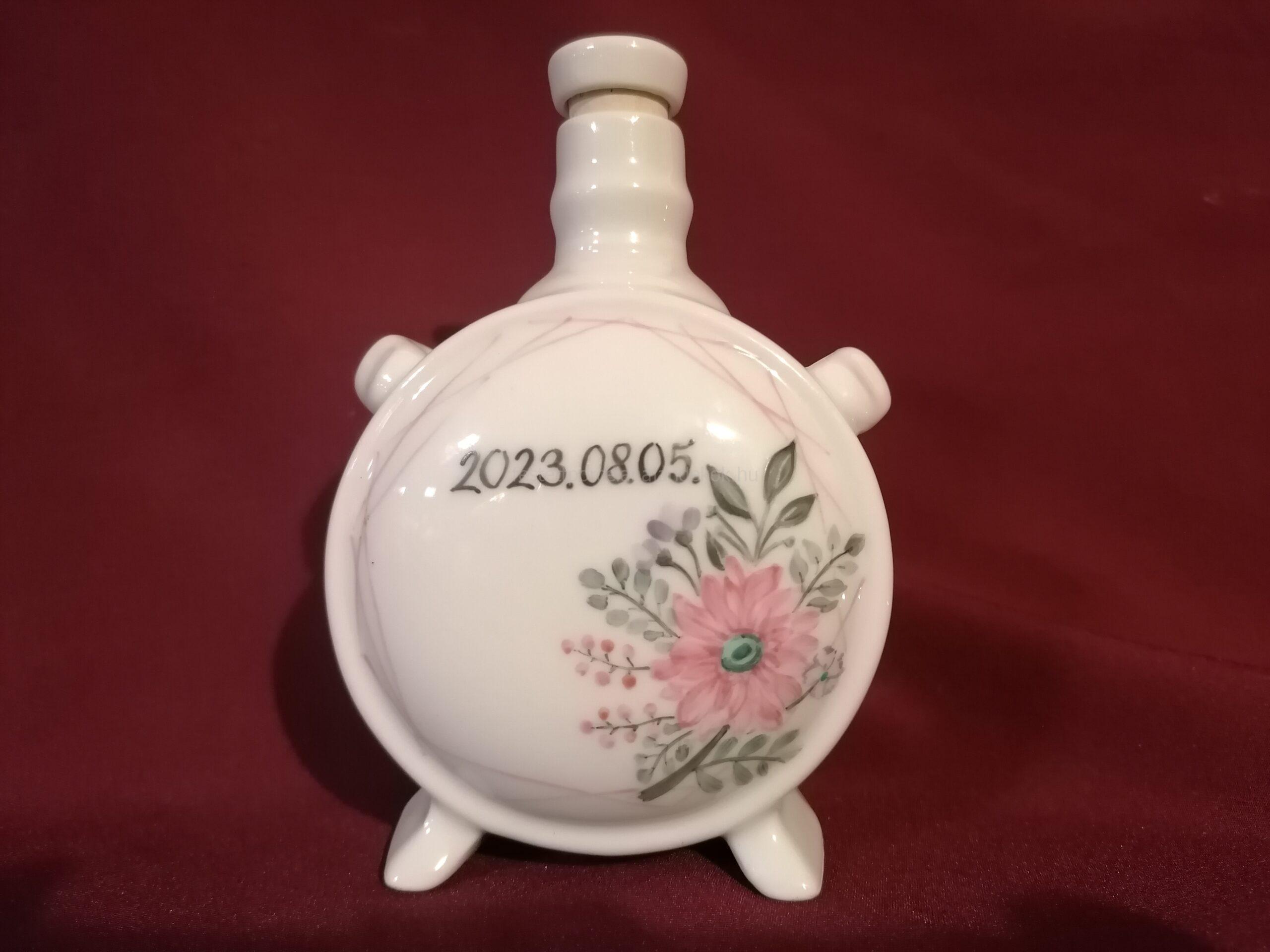 Szülőköszöntő porcelán kulacs egyedi mintával
